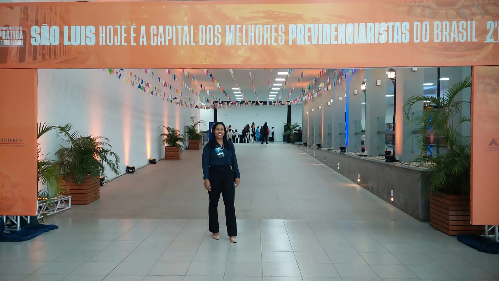 Karla Veloso em ambiente institucional